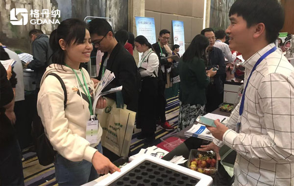 格丹納工程師現(xiàn)場與用戶、專業(yè)人士進行交流